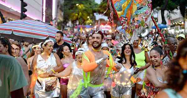 Carnaval  Tradução de Carnaval no Dicionário Infopédia de