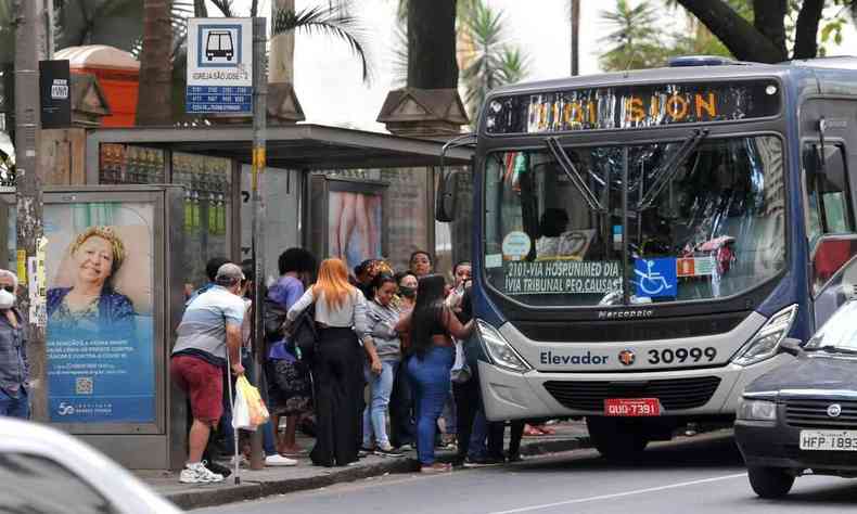 Imagem mostra ponto de nibus lotado