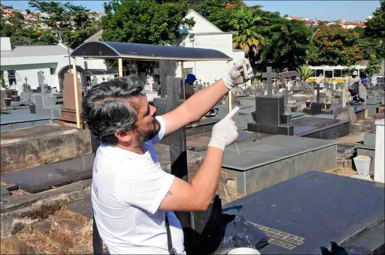 Mutiro fez caa s larvas do Aedes no Cemitrio da Saudade (foto: Paulo Filgueiras/EM/D.A. Press)
