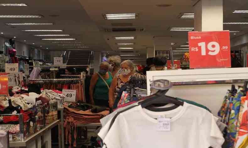 Pessoas usando máscaras em uma loja no Centro de BH