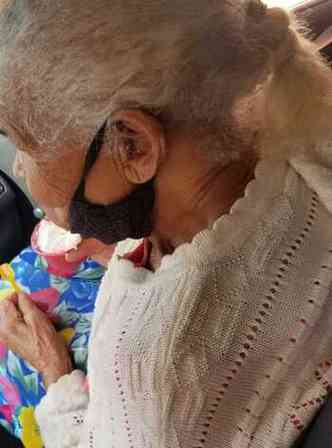 Com medo de perder o prazo da segunda dose da vacina, dona Expedita Maria de Jesus, de 100 anos, ficou trs horas na fila(foto: Arquivo pessoal)