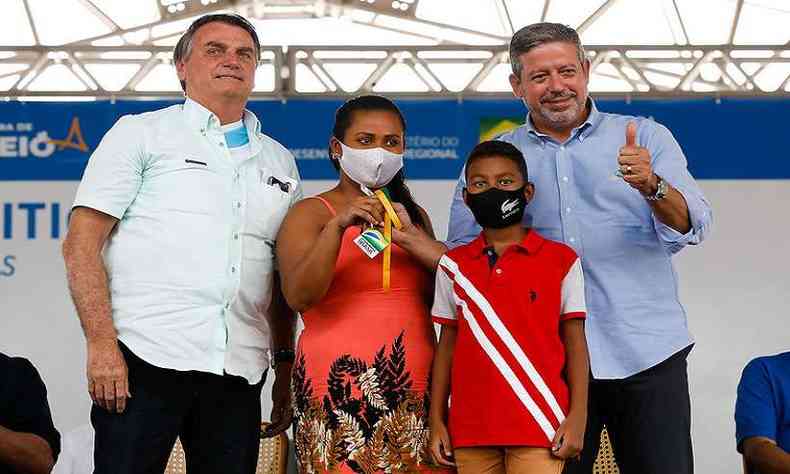 Lira esteve com Bolsonaro em Alagoas para entrega de 500 unidades habitacionais do Residencial Oiticica I(foto: Alan Santos/PR)