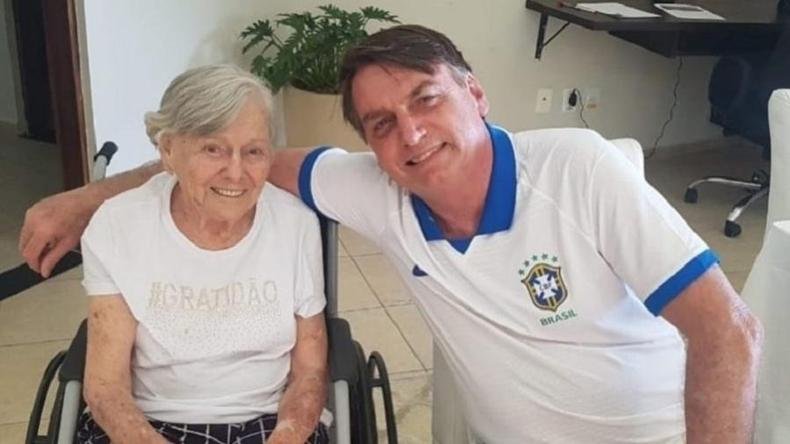 O presidente Jair Bolsonaro denunciou que o cart�o de vacina��o de sua m�e, Olinda Bonturi Bolsonaro, foi rasgado(foto: Reprodu��o/Instagram)