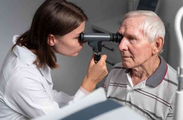 Mdica oftalmologista examinando olho de idoso