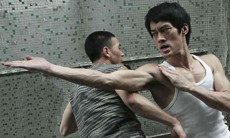 Ator do filme 'The legend of Bruce Lee' faz gesto tpico de lutas marciais