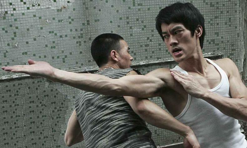 (foto: Netflix/divulgação) Ator do filme 'The legend of Bruce Lee' faz gesto típico de lutas marciais
