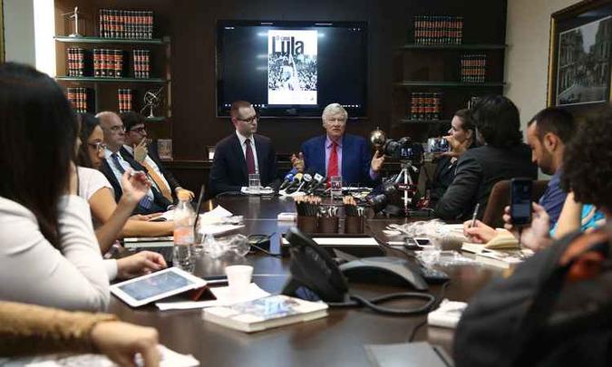 Roberto Teixeira, entre advogados de defesa do ex-presidente Lula, Cristiano Martins e Valeska Martins, reunidos com Geoffrey Robertson dvogados de Defesa do Ex-presidente Lula com a presenca dos advogados dr Geoffrey Robertson, dr. (foto: Foto: Filipe Araujo) Roberto Teixeira, entre advogados de defesa do ex-presidente Lula, Cristiano Martins e Valeska Martins, reunidos com Geoffrey Robertson dvogados de Defesa do Ex-presidente Lula com a presenca dos advogados dr Geoffrey Robertson, dr. (foto: Foto: Filipe Araujo)