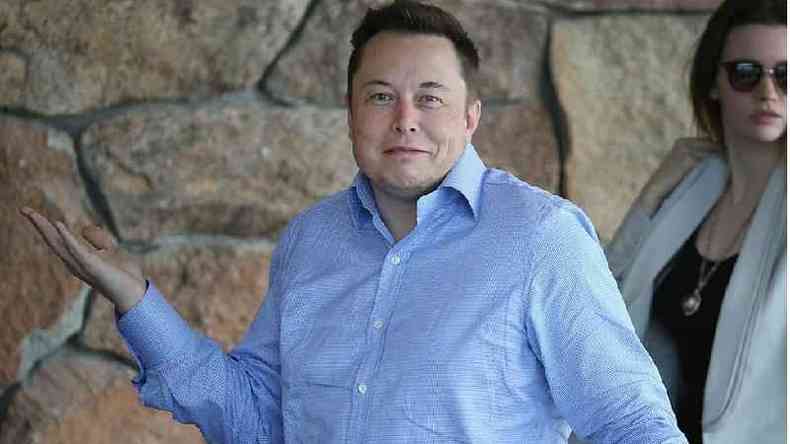 Elon Musk gesticula