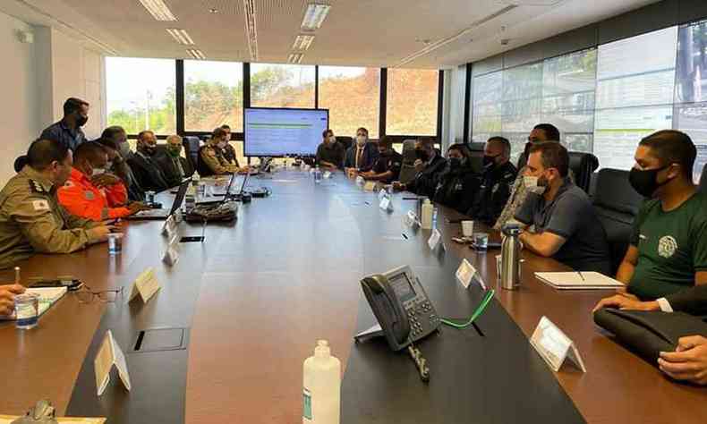 Autoridades reunidas na Cidade Administrativa, em BH