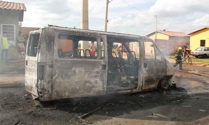 Uberaba, que voltou a ter ônibus incendiados ontem, é um dos municípios que tiveram policiamento reforçado e PMs à paisana nos coletivos (foto: Corpo de Bombeiros/Divulgação) Uberaba, que voltou a ter ônibus incendiados ontem, é um dos municípios que tiveram policiamento reforçado e PMs à paisana nos coletivos (foto: Corpo de Bombeiros/Divulgação)