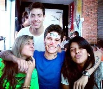 Navega��o �til: Jo�o V�tor (centro) teve excelente performance no vestibular, mesmo passando horas no Facebook(foto: Camila Subira/Arquivo pessoal)