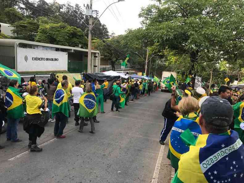 Manifestantes de verde e amarelo em frente ao prdio do Exrcito Brasileiro