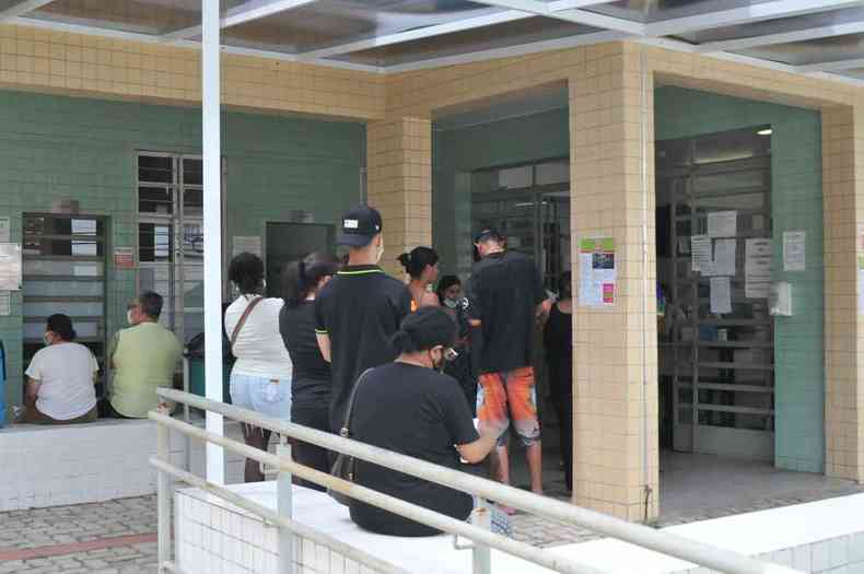 Pacientes aguardam atendimento na fila da triagem do Centro de Sade So Geraldo