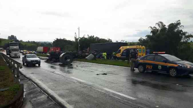 Bobinas de ao ficaram espalhadas pela rodovia(foto: Polcia Rodoviria Federal (PRF) / Divulgao)