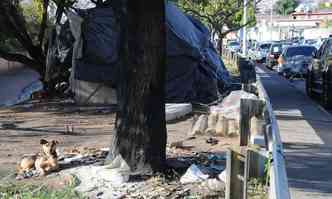 Moradores de rua improvisam barracas e cabanas na beirada da pista de caminhada(foto: Paulo Filgueiras/EM/D.A PRESS)
