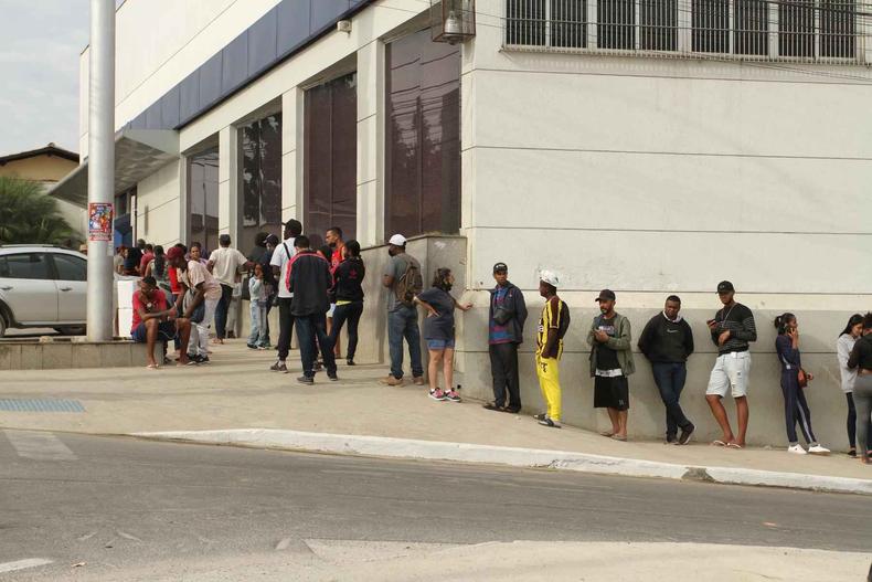 Fila de beneficiários do Auxílio Brasil: assistência social explodiu em 10 anos, enquanto oportunidades de trabalho se estancavam(foto: Edésio Ferreira/EM/D.A Press - 9/8/22 ) Fila de beneficiários do Auxílio Brasil