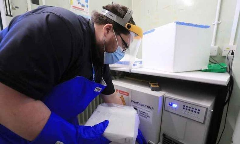 Pacotes de vacina est�o sendo guardadas em congeladores especiais(foto: Gareth Fuller / POOL / AFP)