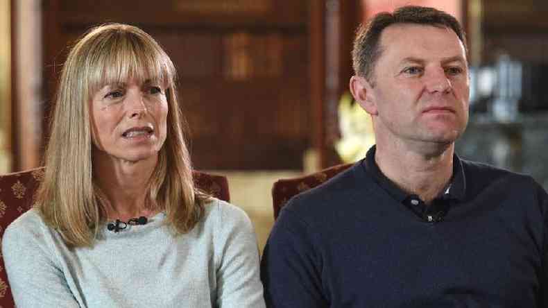 Kate e Gerry McCann sentados, dando entrevista em rea interna