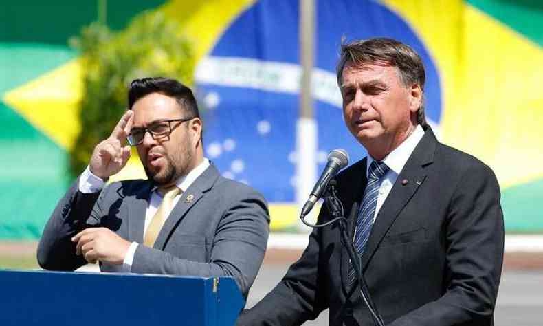 Bolsonaro discursa ao lado de tradutor em libras