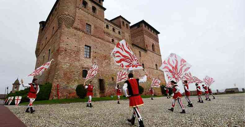  Comemorao tradicional do festival da trufa do lado de fora do castelo de Grinzane Cavour, em Alba, na Itlia (foto: MIGUEL MEDINA/AFP)