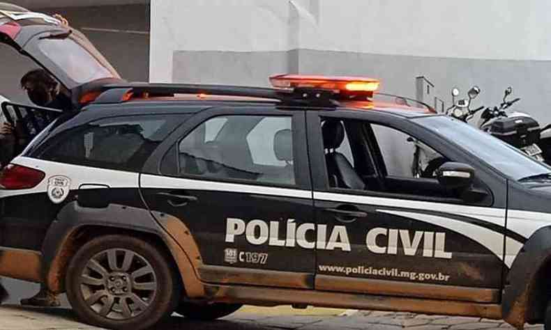 Carro de polcia na Delegacia de Trs Pontas