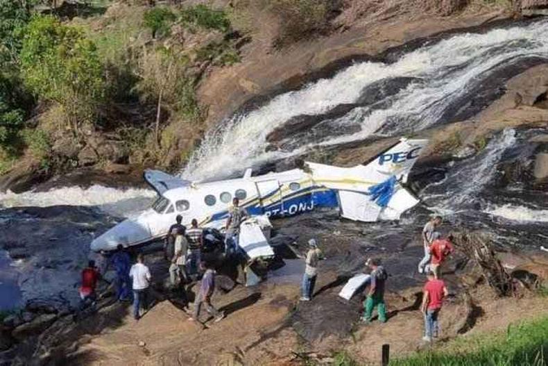 Avio em que Marlia Mendona viajava com mais quatro pessoas caiu em um curso d'gua com muitas pedras