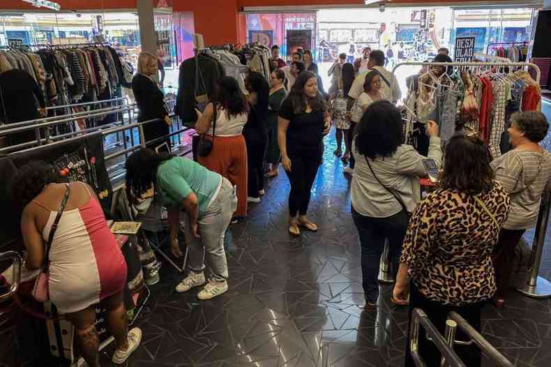 Mulheres olham roupas em loja especializada em moda plus size