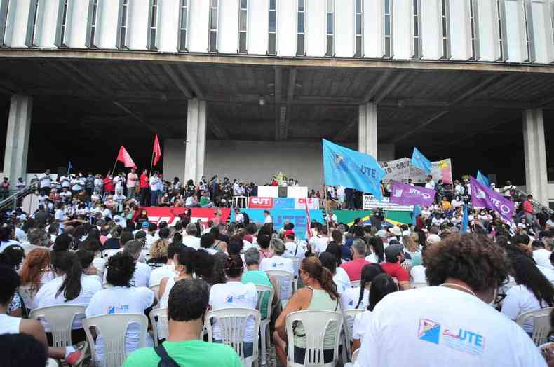 Servidores da educao em Minas em greve 