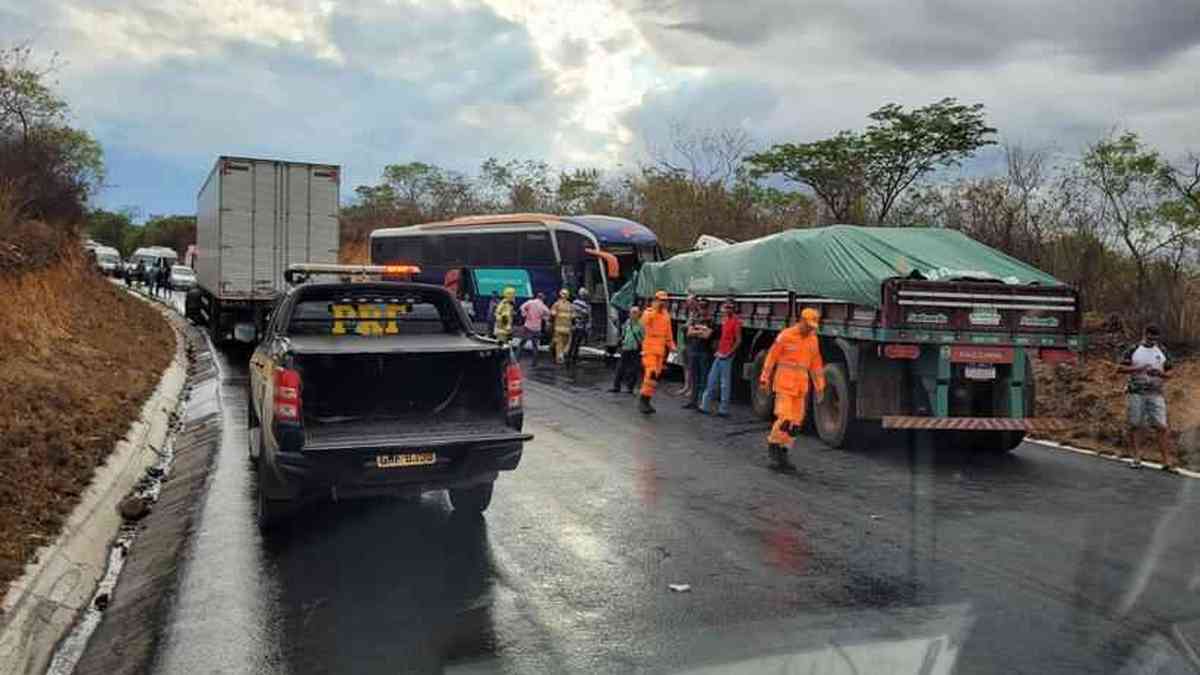 Batida entre carro, ônibus e caminhão deixa dois feridos e interdita  parcialmente BR-251 - Rádio Itatiaia