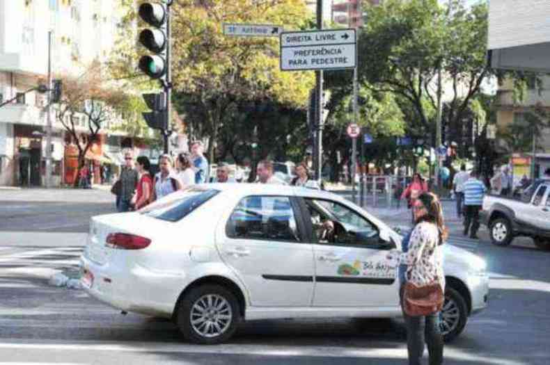 Travessias do centro comercial a cu aberto na Zona Sul devem ganhar tratamento, para que preferncia ao pedestre seja de fato respeitada(foto: Alexandre Guzanshe/EM/D.A.Press)