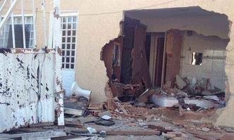 Casa aps ser invadida por carro(foto: Ed Alves/CB/D.A.Press)