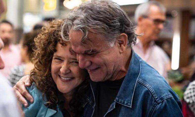 A escritora Carla Madeira e o ator Eduardo Moreira(foto: Leo Lara/Divulgação) Carla Madeira abraça o ator Eduardo Moreira durante lançamento de filme