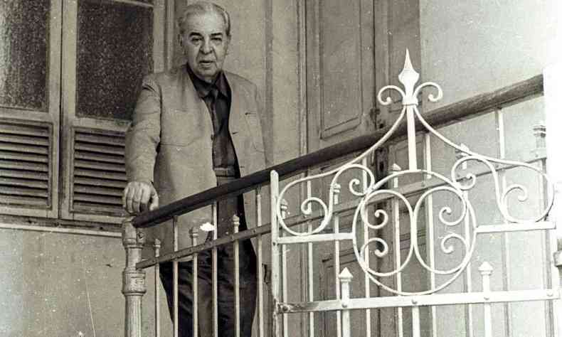 O escritor Pedro Nava, em 17/12/1976, na varanda da casa onde morou o poeta Carlos Drummond de Andrade, no bairro Floresta