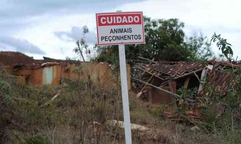 Runas de casas em Bento Rodrigues revelam destruio da comunidade pela lama(foto: Leandro Couri/EM/D.A Press)