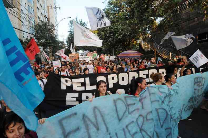 Estudantes e professores com faixas e cartazes protestaram nas ruas de BH e chegaram a fechar o trnsito na Praa Sete(foto: Tlio Santos/EM/D.A PRESS)