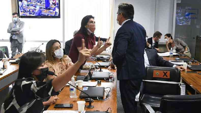 CPI da Covid: senador Ciro Nogueira (PP-PI) discute com a senadora Simone Tebet (MDB-MS). Ao lado, Soraya Thronicke (PSL-MS) e Eliziane Gama (Cidadania-MA)(foto: Jefferson Rudy/Agncia Senado)
