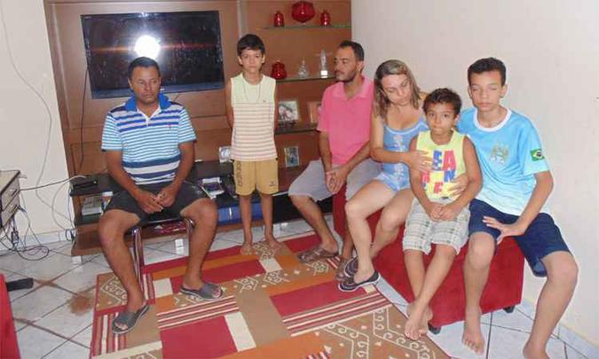 Os irmãos de Heley, Paulo Regino (E) e Marconi (C), a mulher deste, Ariadna, e os filhos: sem a 'líder da família', até a organização da festa ficou difícil (foto: Luiz Ribeiro/EM/DA Press) Os irmãos de Heley, Paulo Regino (E) e Marconi (C), a mulher deste, Ariadna, e os filhos: sem a 'líder da família', até a organização da festa ficou difícil (foto: Luiz Ribeiro/EM/DA Press)