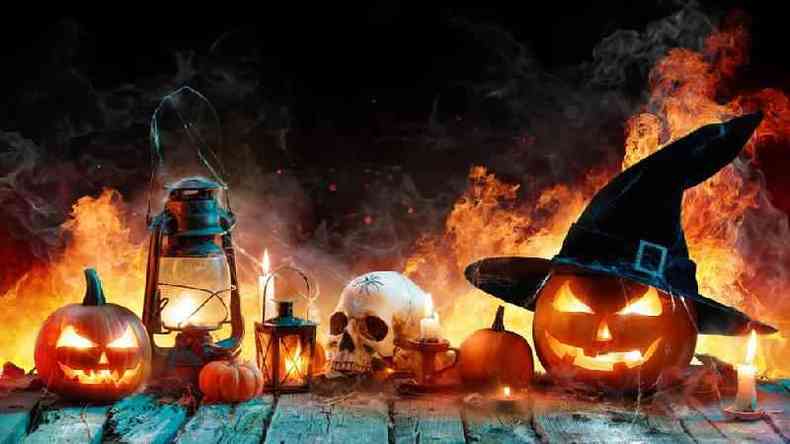 Caveiras, abboras e chamas com tema de Halloween, ou Dia das Bruxas
