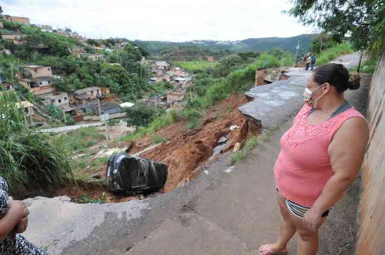 Buraco na Rua Araua, em Ibirit, na RMBH