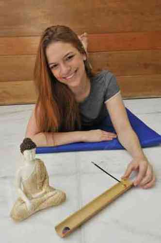 Praticante de yoga, Larissa Gurgel est preocupada com medidas para prevenir a contaminao pelo coronavrus (foto: Marcos Vieira/EM/D.A Press )
