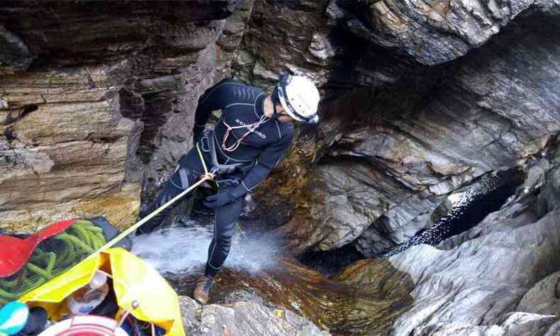 Bombeiros seguem nas buscas pela sexta vtima da enxurrada que atingiu a 'Cachoeira do Z Pereira'(foto: Corpo de Bombeiros/Divulgao)