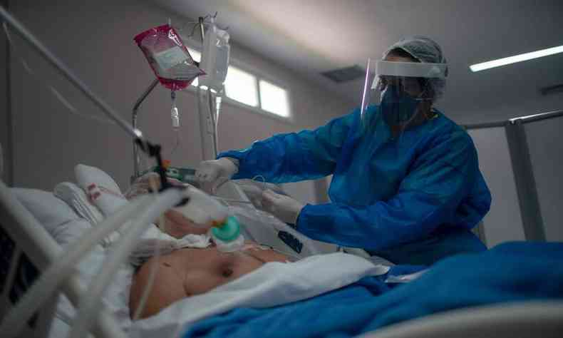 As visitas a pacientes internados nos hospitais do Rio estavam proibidas por conta da pandemia(foto: Mauro Pimentel/AFP)