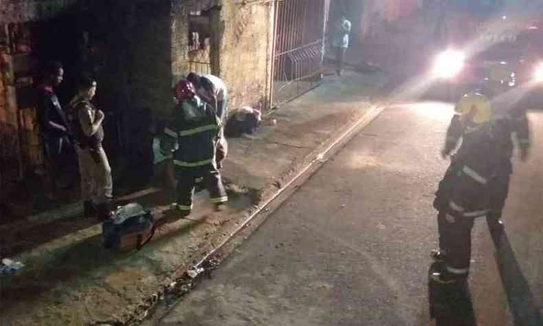 Mulher foi levada para fora do imvel e atendida pelo Samu e bombeiros(foto: Corpo de Bombeiros/Divulgao)