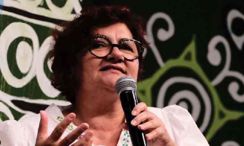A escritora Cida Pedrosa fala ao microfone
