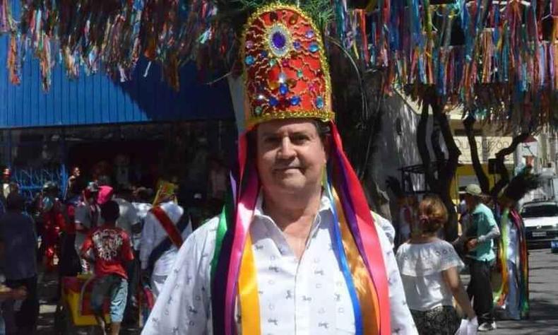 Paulo Henrique Souto nas tradicionais Festas de Agosto de Montes Claros (foto: Silvana Mameluque/Divulgação) Paulo Henrique Souto usa um chapéu decorado vermelho nas tradicionais Festas de Agosto de Montes Claros