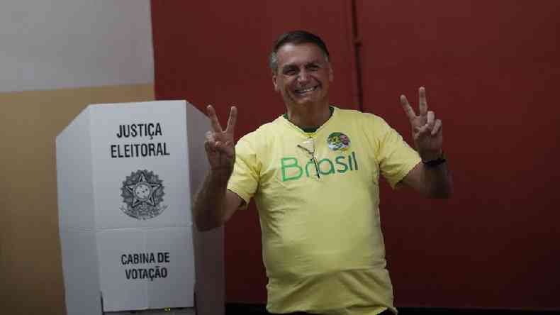 Jair Bolsonaro faz o V de vitria com as mos aps votar