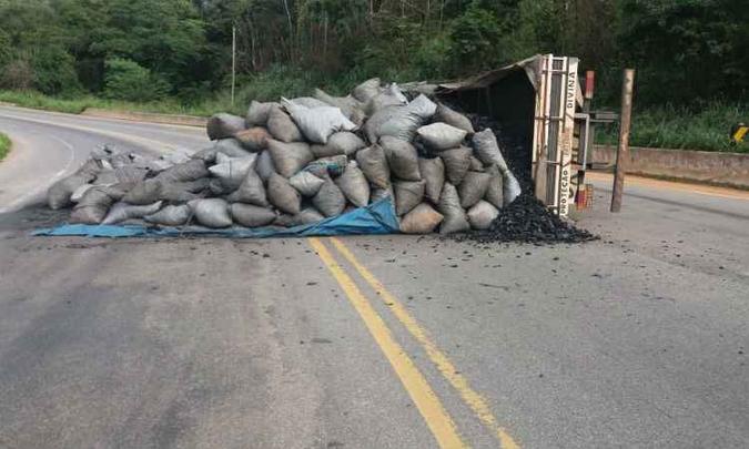 A carga ficou espalhada na pista(foto: Reprodução / WhatsApp) A carga ficou espalhada na pista(foto: Reprodução / WhatsApp)
