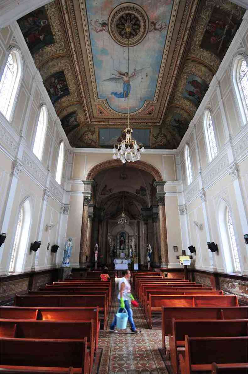 Alm da pintura das paredes, o teto da igreja recebeu reforo na estrutura(foto: Gladyston Rodrigues/EM/DA Press)