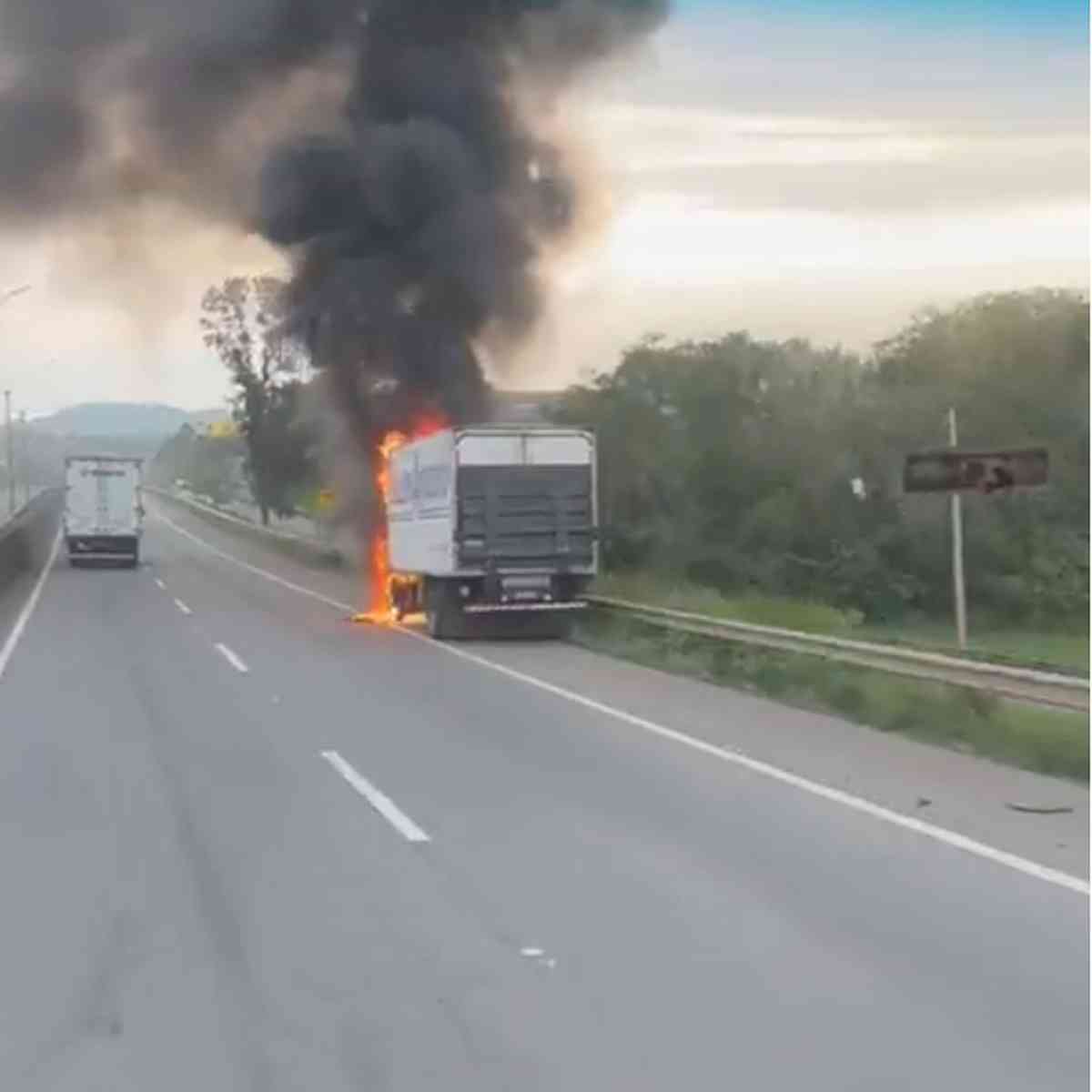 Motorista faz pausa para dormir e caminhão pega fogo em Minas