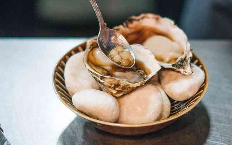 Ostra com dashi de shitake, azeite de nir e prolas de cogumelos 